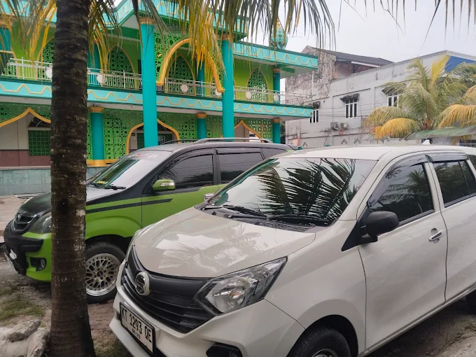 Armada hijau dan putih Aulia Travel