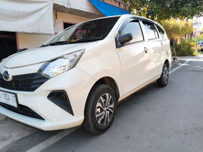 Mobil putih Aulia Travel